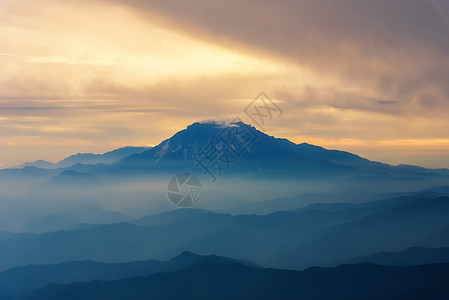 意境山峰远方忽隐忽现的山脉背景