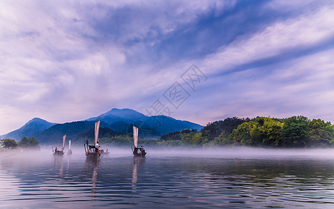 江水水墨江面行驶的帆船背景