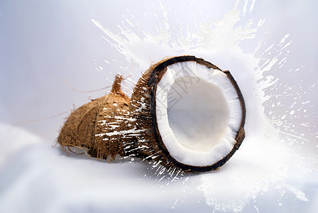 喷射切开的椰子设计图片