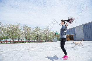 大气户外运动女孩跳绳图片