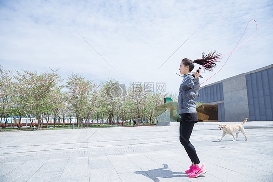 大气户外运动女孩跳绳图片