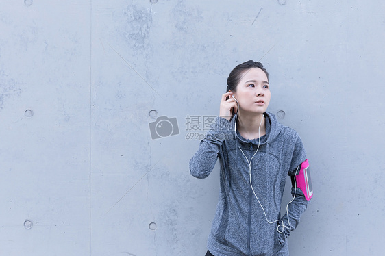 户外运动美女休息听音乐图片