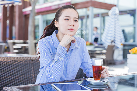 咖啡馆清新美女看远方图片