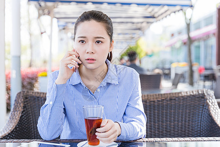 伤心的女人咖啡馆女孩打电话情绪低落背景