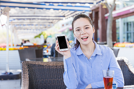室外咖啡馆咖啡馆清新女孩展示手机背景