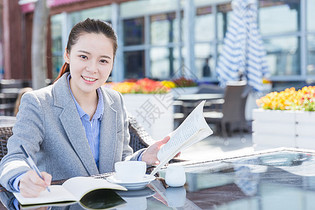 咖啡馆知性女人阅读书写图片