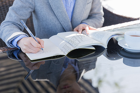 室外学习咖啡馆知性女人阅读书写背景