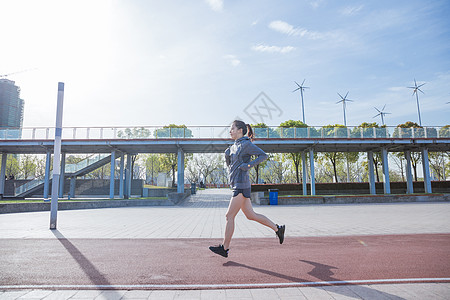 女跑步素材阳光下运动女孩大气在跑道跑步背景