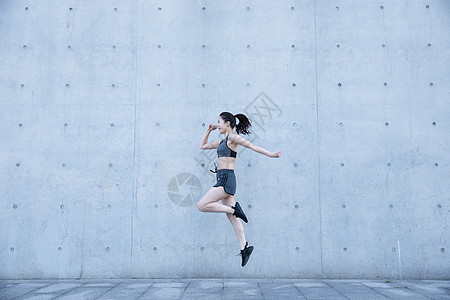 跳跃女孩人物户外运动女孩大气跳跃背景