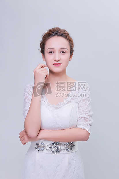 清新干净盘发美女婚纱妆容图片