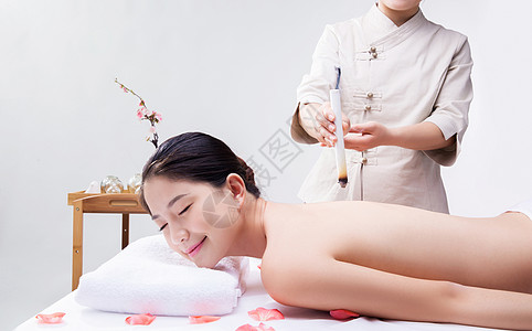 养生性感甜美女人在做艾灸背景图片
