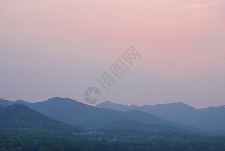 夕阳山峦图片