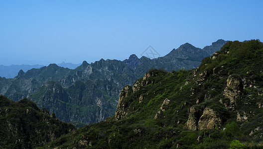 出此神仙山 出山路背景