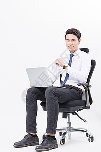 商务人男士操作笔记本电脑图片