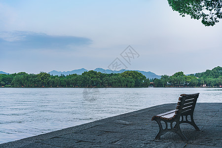 坐在岸边杭州西湖清晨背景