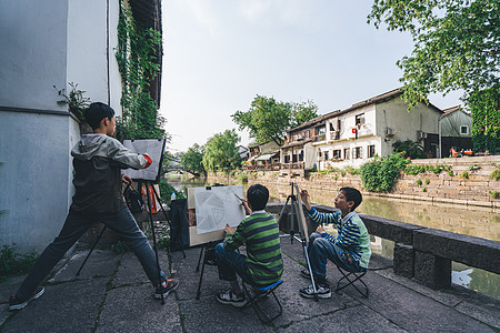 学生们在杭州小河直街画画背景图片