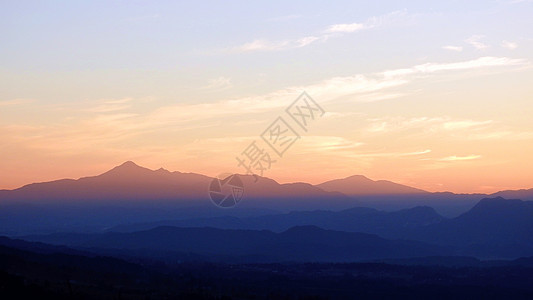 腾冲夕阳西下的天空和山脉图片