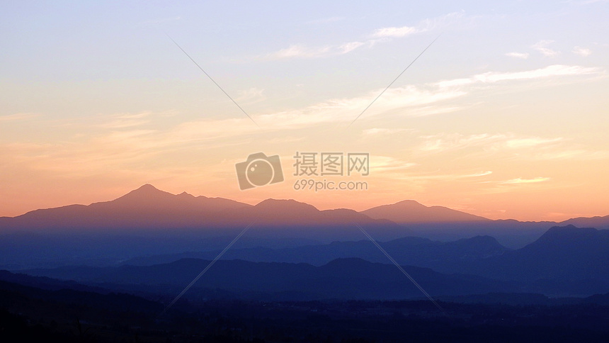 腾冲夕阳西下的天空和山脉图片