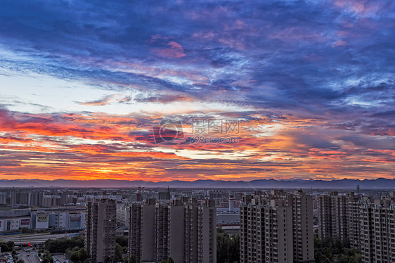 炫彩天空下的城市图片