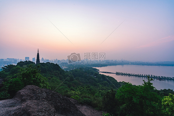 西湖长桥雷峰塔图片