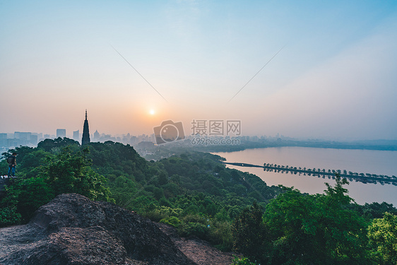 西湖长桥雷峰塔图片