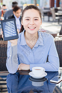 电子阅读年轻女性咖啡店阅读电子书背景