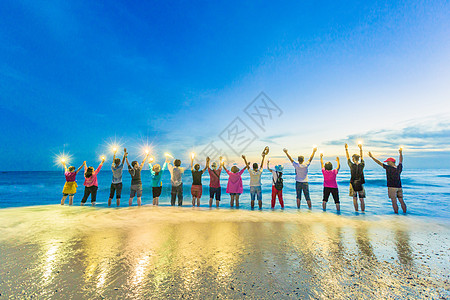 海边欢乐的一群人图片