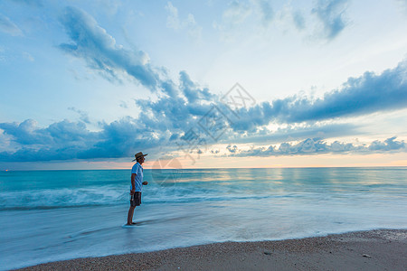 老人海滩等待日出的海边老人背景