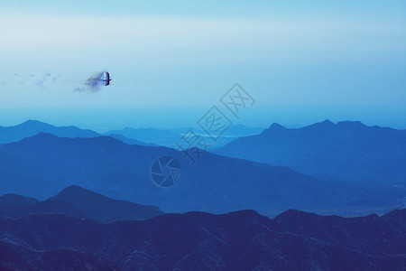 山里天空中的飞鸟幻化成星河图片