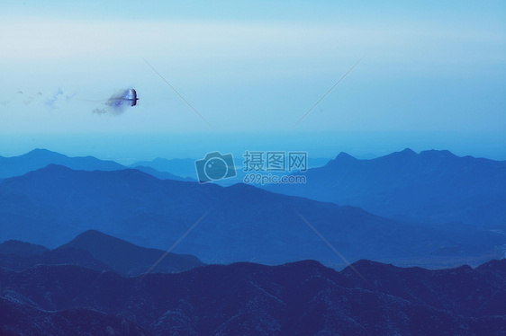 山里天空中的飞鸟幻化成星河图片