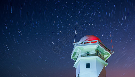 天空中飞鸟海星空星轨背景