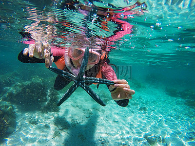 马来西亚潜水潜水女孩浮潜海星背景