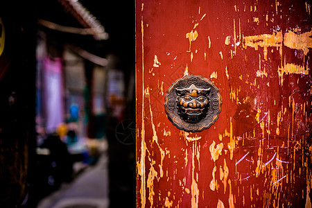北京老房子的红色大门和门环图片