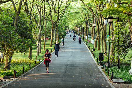 杭州马拉松杭州西湖清晨的人们背景