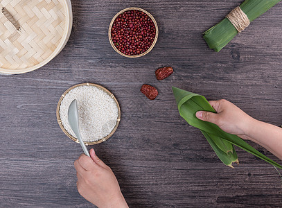 端午节传统手工包粽子过程图片