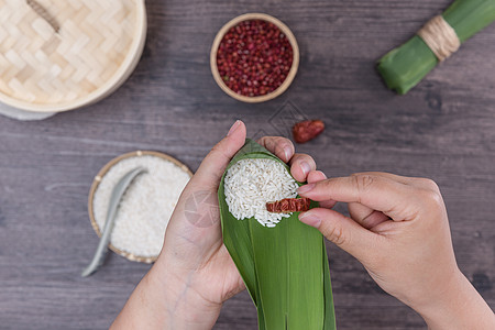 端午节传统手工包粽子过程高清图片