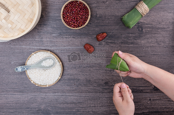 端午节传统手工包粽子过程图片