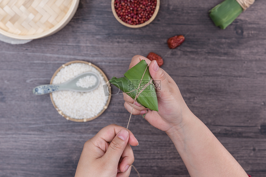 端午节传统手工包粽子过程图片