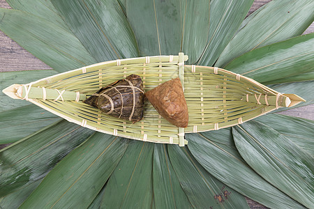 端午节粽叶上篮子里的粽子图片