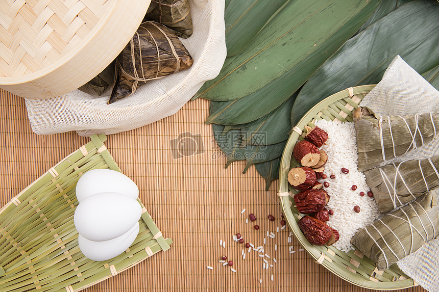 端午节竹垫上食品背景图片