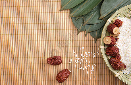 粽叶上少年端午节竹垫上食品背景背景