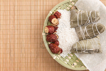端午节竹垫上食品粽子背景图片