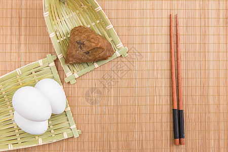 端午节竹垫上食物与筷子背景图片
