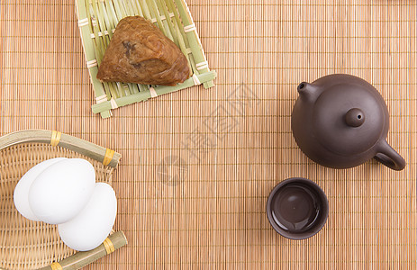 端午节竹垫上茶艺与食品图片