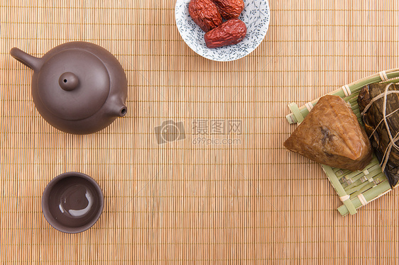 端午节竹垫上茶艺与食品图片