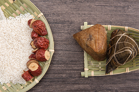 端午节木板上的粽子与米红枣背景