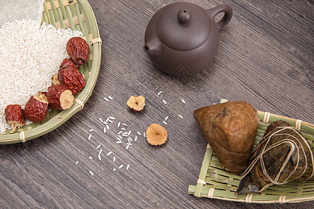 端午节木板上的粽子与米红枣图片