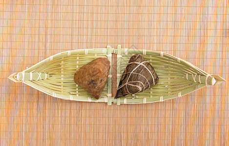 端午节竹垫篮子里的粽子背景图片