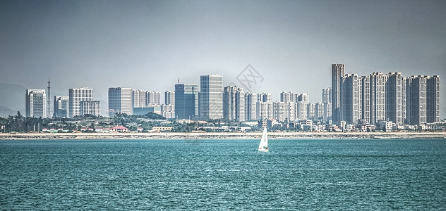厦门帆船海边的城市边际线背景