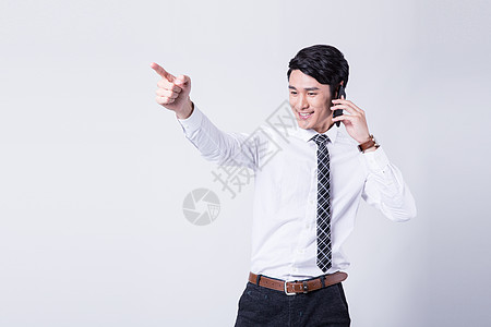 个人形象开心聊电话的商务白领背景